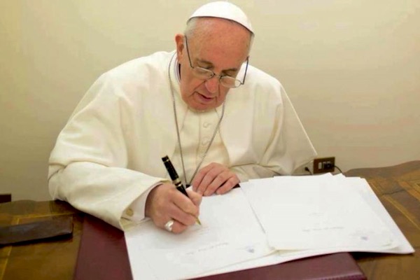 Francisco a los jóvenes: La Biblia es un libro extremadamente peligroso